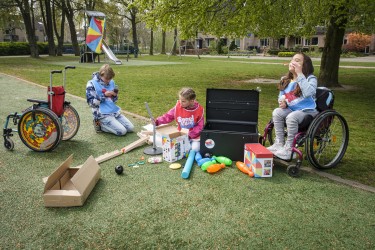 overhandiging eerste Samenspeelkist door Speeltuinbendeleider Cerunne Bouts (links) aan oprichtster lokale Speeltuinbende Barneveld Miranda Leeuwis (rechts) © Bertil van Beek