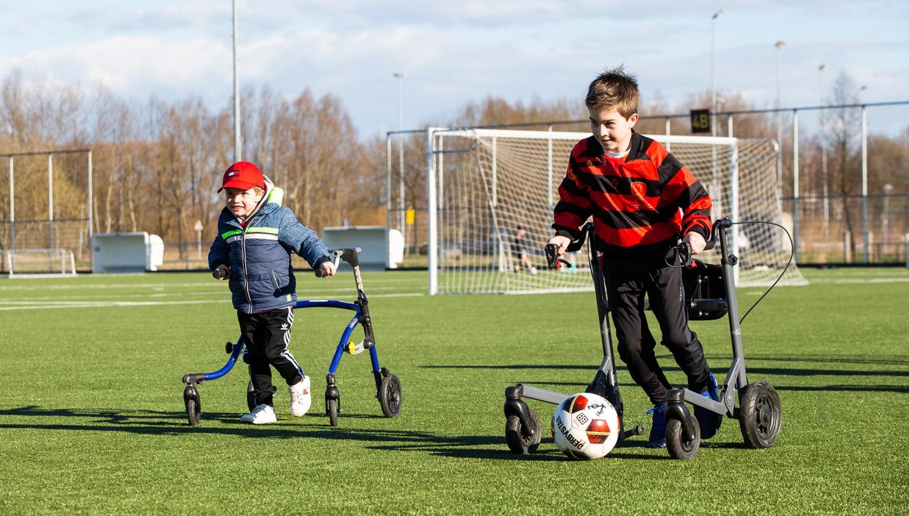 Twee jongentjes aan het frame-voetballen