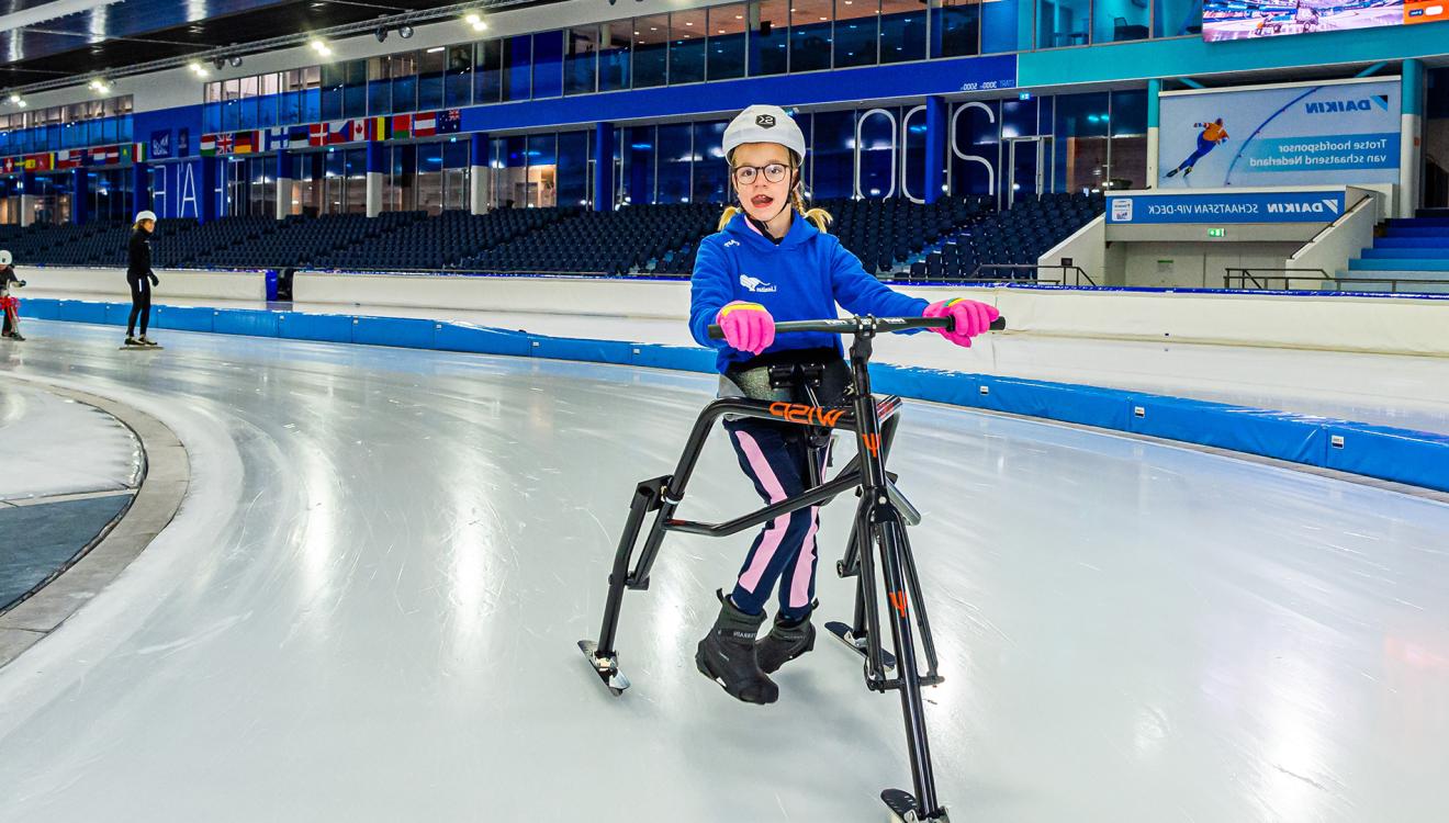 Amy op haar schaatsframe | Frame Schaatsen