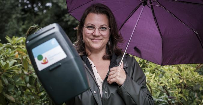 Anne de la Croix die collecteert voor het Gehandicapte Kind
