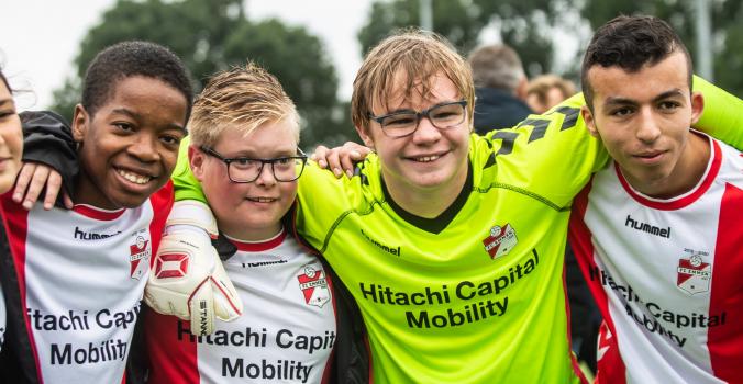 Spelers van het FC Emmen G-team omarmen elkaar | Gift aanvragen 