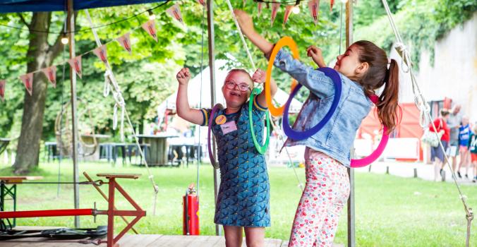 Kinderen met en zonder beperking spelen samen op De Grote Samenspeeldag