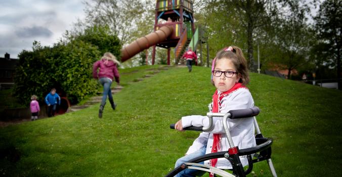 Meisje met een handicap in een speeltuin | Inclusieve samenleving
