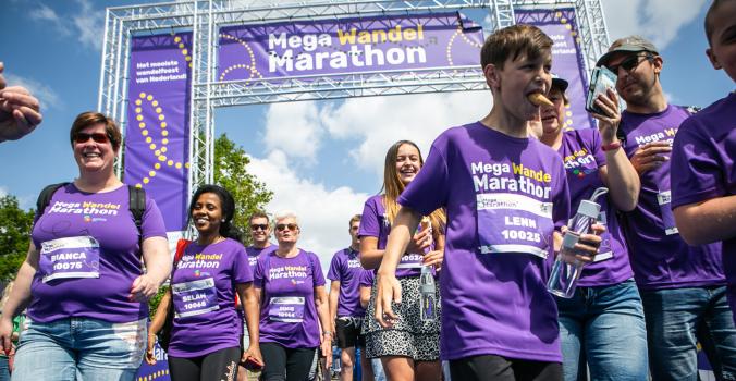 Mensen aan het wandelen voor de Mega Wandel Marathon