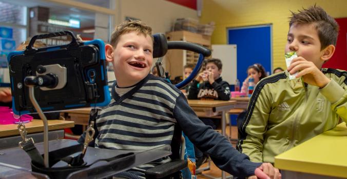 Samen naar School | Kind in rolstoel samen in de klas met kinderen zonder beperking