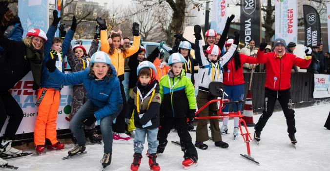 Kinderen in Amsterdam aan het schaatsen met de Samen Schaatsen Elfstedentoer