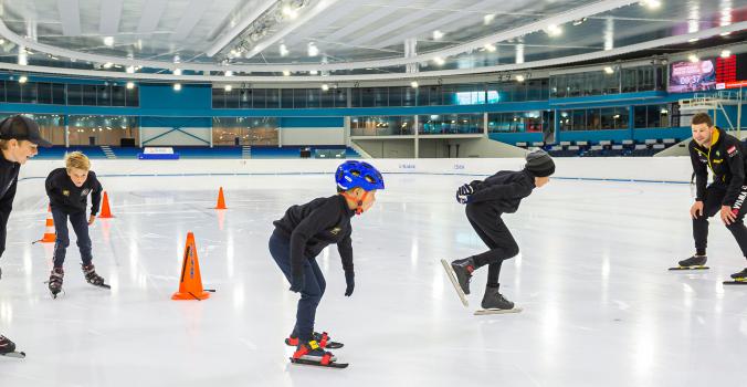 Kinderen aan het schaatsen bij de Sven Kramer Academy in Thialf.