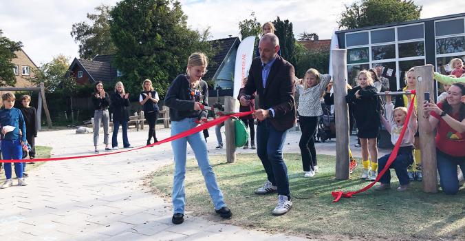 Kinderburgemeester Tess en Wethouder Jeugd Bas van Leeuwen openen de vernieuwde speeltuin in Ramplaankwartier 