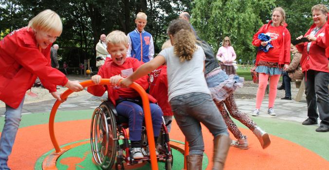 Kinderen met en zonder handicap spelen samen in de Speeltuinbende