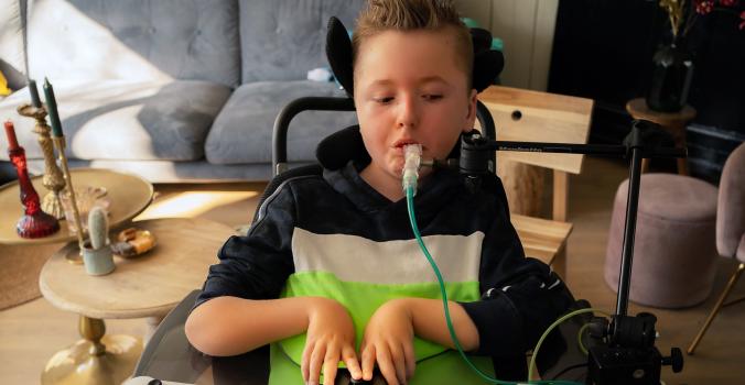 Juda die aan het gamen is met zijn vrienden