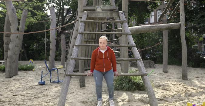 Skip speelt alleen in de speeltuin