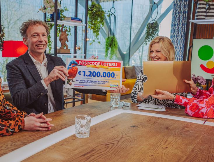 Henk-Willem Laan ontvangt cheque van de Postcode Loterij