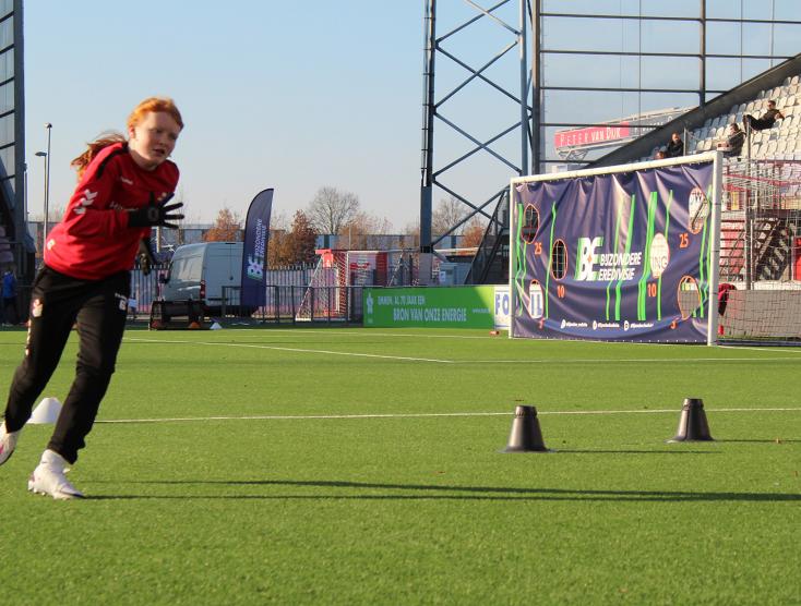 Meisje aan het voetballen | Bijzondere Eredivisie Skillgames