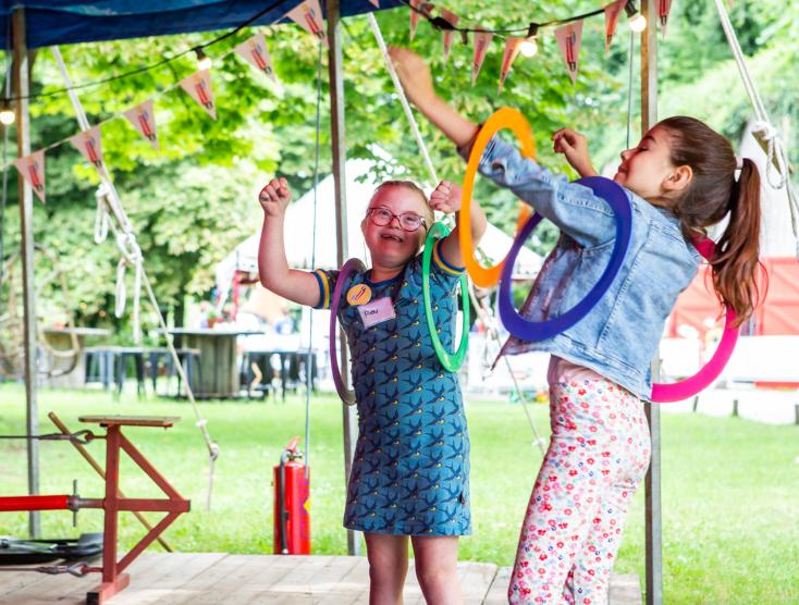 Kinderen met en zonder beperking spelen op de Grote Samenspeeldag