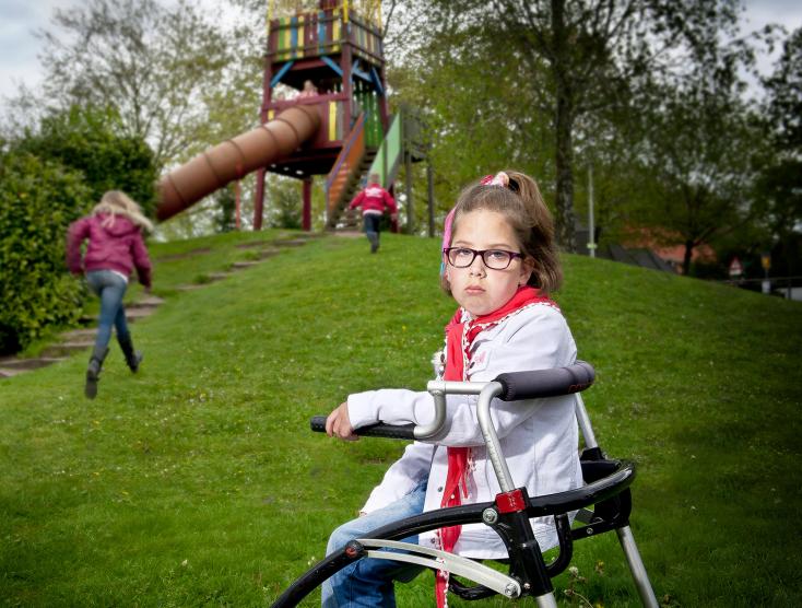 Meisje met een handicap in een speeltuin | Inclusieve samenleving