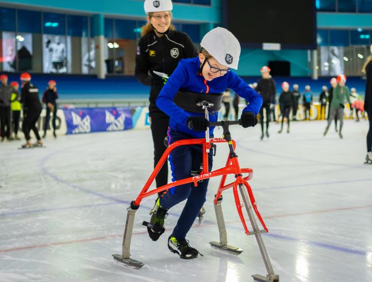 Bram op het schaatsframe | Frame Schaatsen