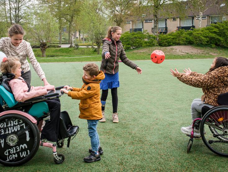 Kinderen met en zonder beperking samen aan het spelen | Samen speeltips