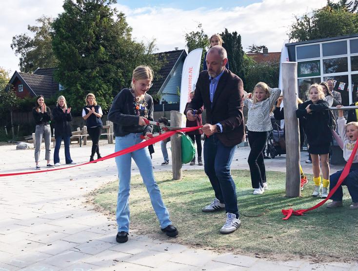Kinderburgemeester Tess en Wethouder Jeugd Bas van Leeuwen openen de vernieuwde speeltuin in Ramplaankwartier