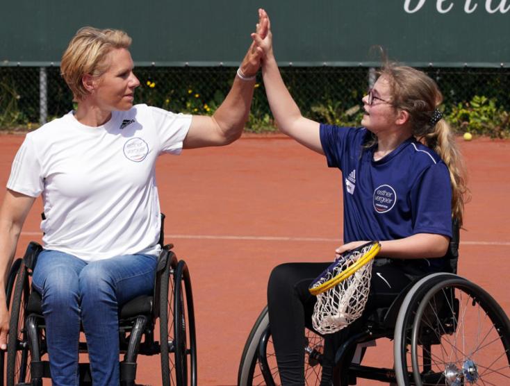 Lotte samen met Esther Vergeer aan het tennissen