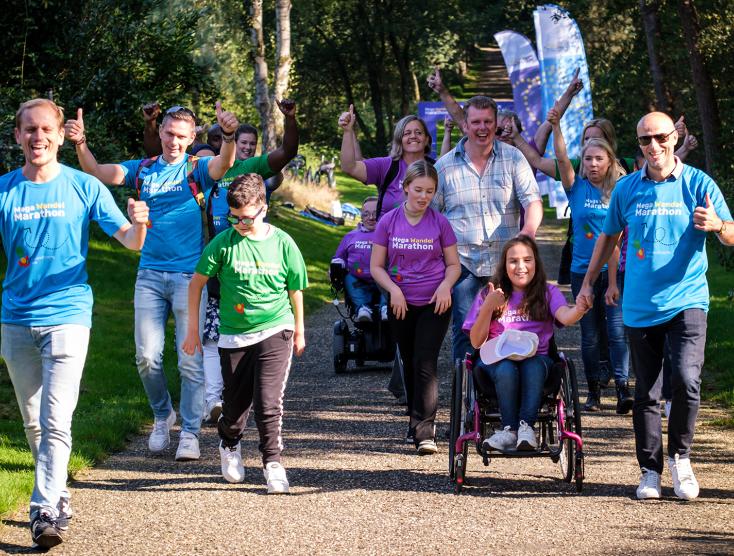 Mensen met en zonder beperking aan het wandelen | Mega Wandel Marathon