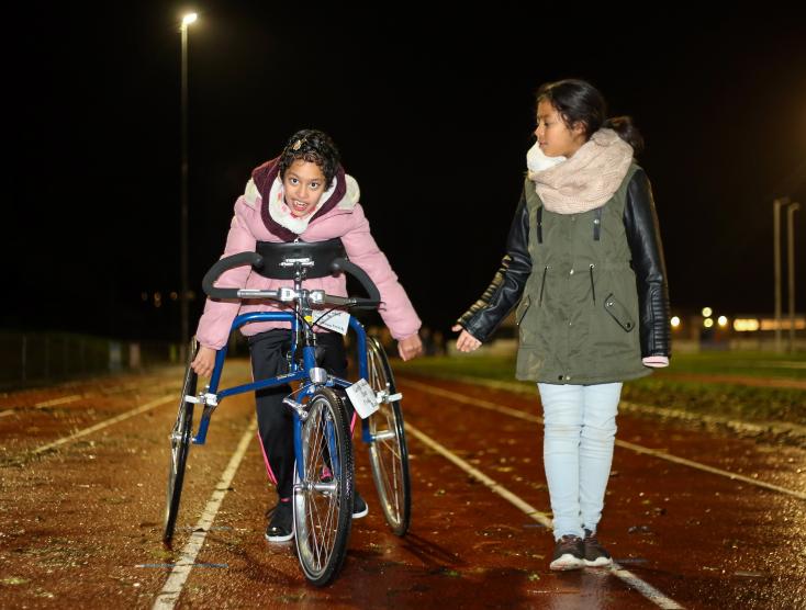 Twee kinderen aan het framerunnen bij Atletiekvereniging Zuidwal