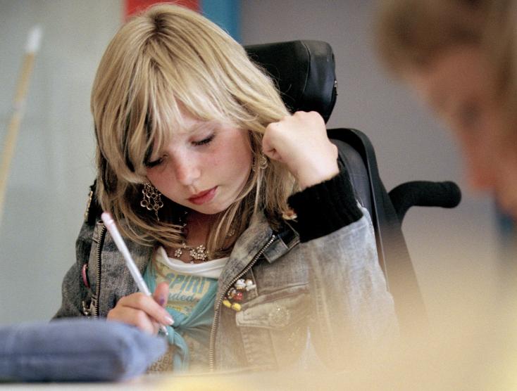 Meisje met handicap op school | Steunpunt Onderwijs