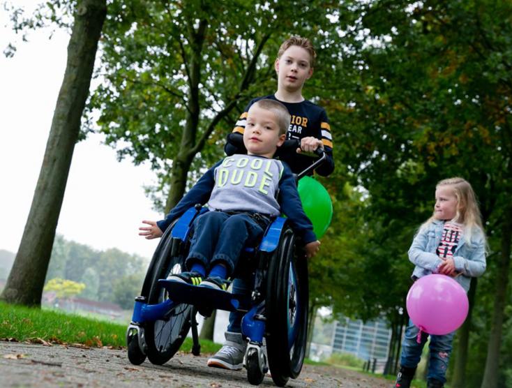 Kind duwt de rolstoel waar een kindje met een beperking in zit | Kidsproofplus