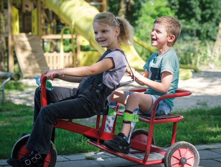 Mason samen met een meisje op de fiets | SamenSpeelFonds