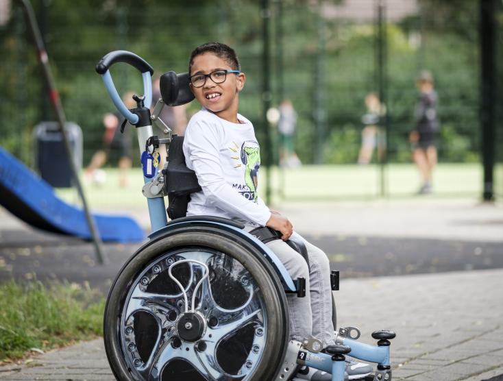 Jayden in zijn rolstoel die niet mee kan spelen in de speeltuin