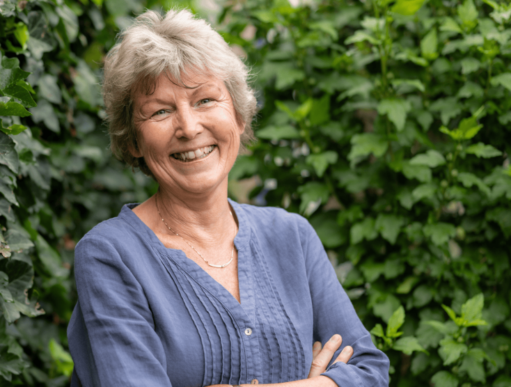 Annemieke voor een groen heg